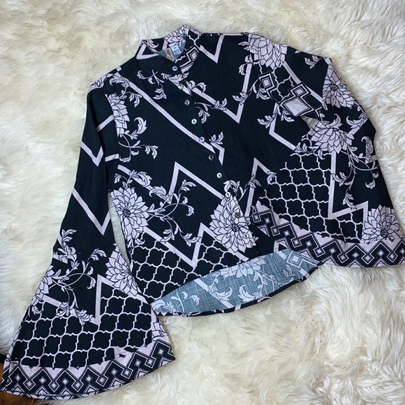 •lenni the label• white dahlia {bell sleeved} cropped blouse - Picture 4 of 9